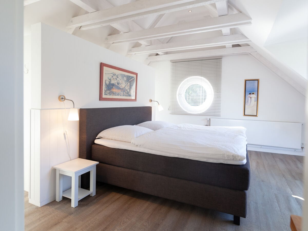 Großes Schlafzimmer mit Ankleideraum